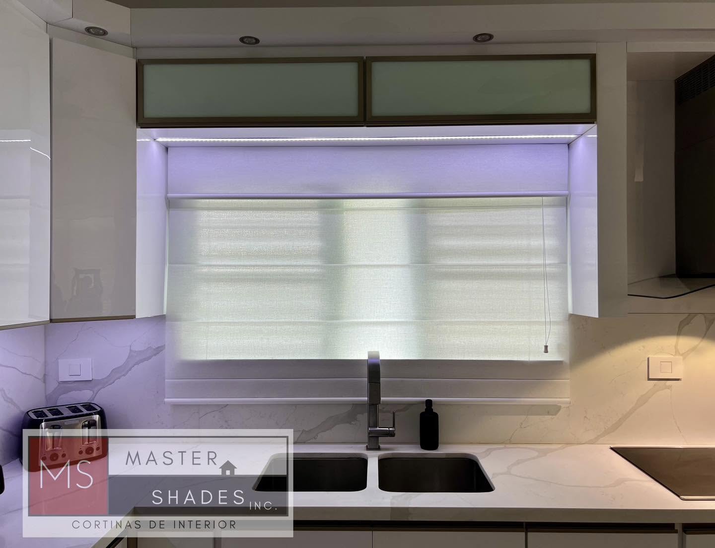 Cocina con Roman Shade